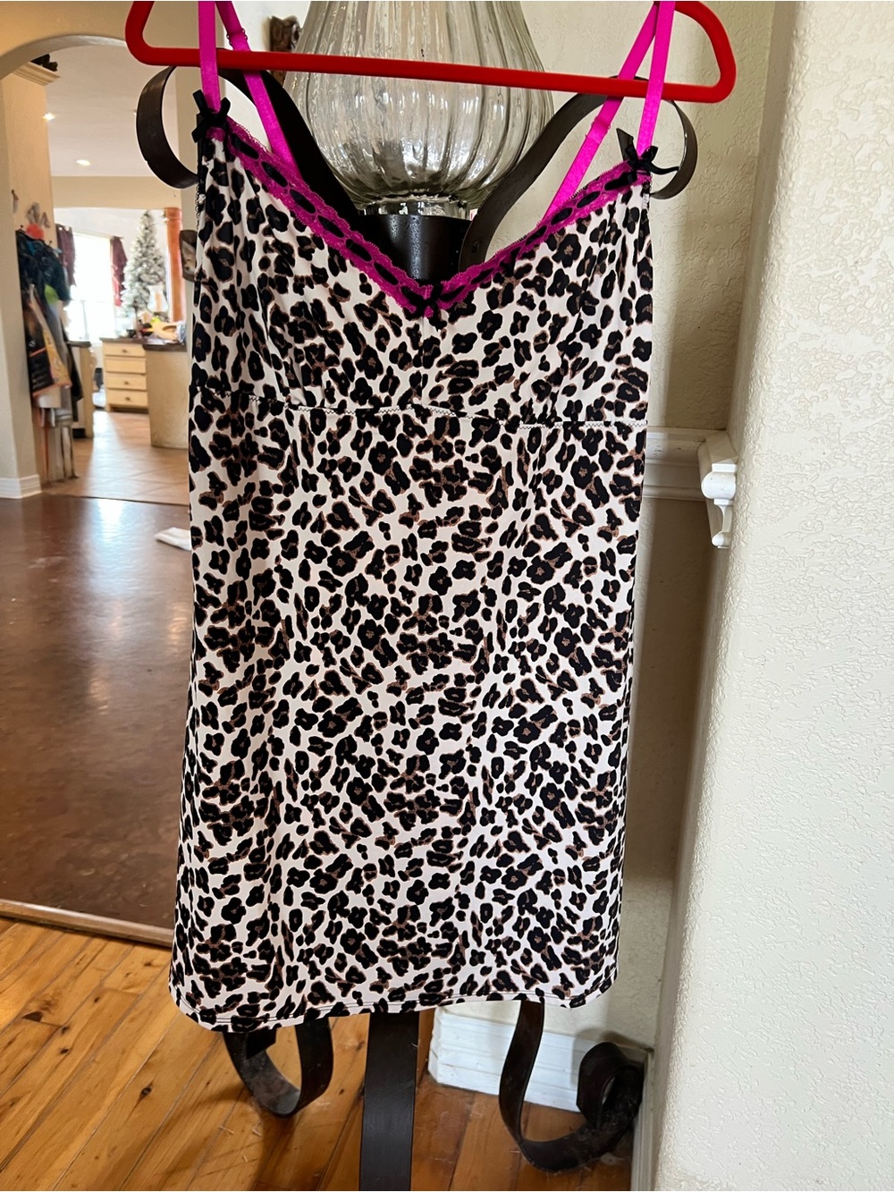 Delta Burke Leopard Slip with Hot Pink Trim